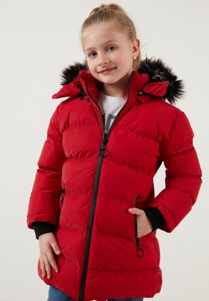 Jachetă puffer roșie cu fermoar în față, cu margine din blană sintetică pe glugă și manșete ribbate. Materialul are o textură lucioasă cu modele de cusături orizontale.