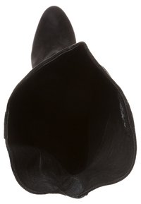 Czarny zamszowy botek za kostkę o gładkiej powierzchni, ze spiczastym noskiem i miękkim, niepodszewkowym wnętrzem. Prosty design, bez widocznych elementów metalowych ani wzorów.