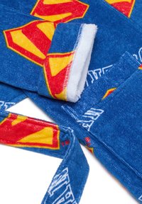 Tessuto blu con una morbida consistenza, caratterizzato da motivi di logo di supereroi rossi e gialli. Include dettagli bianchi e bordi cuciti.