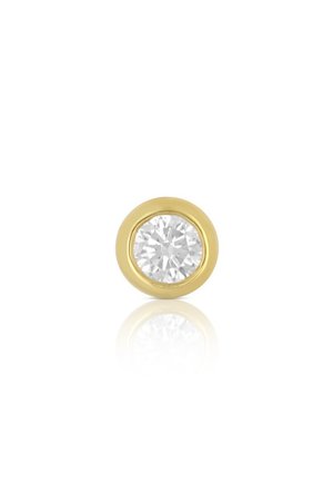 Orecchino rotondo con una pietra trasparente a taglio rotondo incastonata in un bordo lucido tono oro, che riflette la luce con una superficie liscia e brillante.