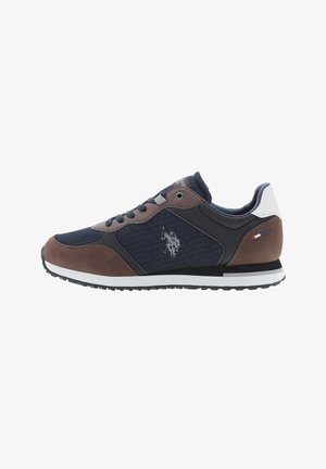 Herren-Sneaker aus einer Kombination von braunem Wildleder und marineblauem Netzmaterial, mit einem strukturierten Seitenpaneel, schwarzer Sohle und Logodetail auf der Außenseite.