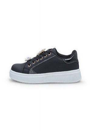 Baskets sportives noires avec une tige en faux cuir lisse, présentant des œillets dorés, des accents pailletés et une semelle en caoutchouc blanche.