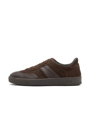 Baskets en suède marron foncé avec des accents en cuir, bout arrondi, détails cousus et semelle en caoutchouc. Comprend un système de laçage et un profil bas.