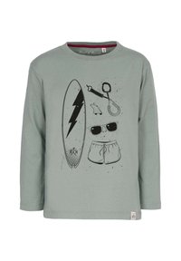 Helles grünes Langarm-T-Shirt mit schwarzen Surf-Motiven, darunter ein Surfbrett, Sonnenbrille und Shorts. Aus weichem Stoff gefertigt.
