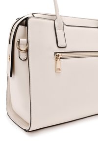 Borsa in sintetico bianco con dettagli neri, forma rettangolare, tasca frontale con zip e dettagli in metallo dorato.