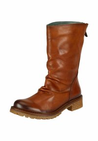 Botas de cuero marrón hasta la mitad de la pantorrilla con un diseño ligeramente arrugado, punta redonda y una suela texturizada similar al corcho para mayor agarre y comodidad.