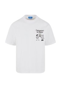 Witte katoenen T-shirt met een grafisch ontwerp op de linkerkant van de borst, met de tekst "Contemporary Art Market" en twee cartoonfiguren.