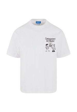 Tricou alb din bumbac, cu un design grafic pe partea stângă a pieptului, având textul „Piața de Artă Contemporană” și două personaje de desene animate.