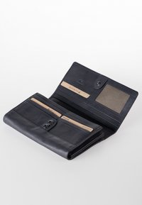 Zwarte leren portemonnee met drukknoopsluiting, meerdere kaartsleuven en een doorzichtige ID-raam. Gladde textuur, compacte rechthoekige vorm, minimalistisch ontwerp.