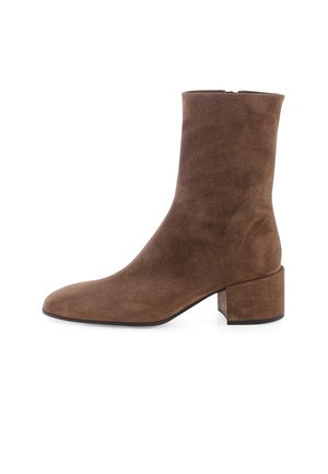 Brauner Wildleder-Stiefelette mit rundlicher Spitze und niedrigem Blockabsatz auf weißem Hintergrund.