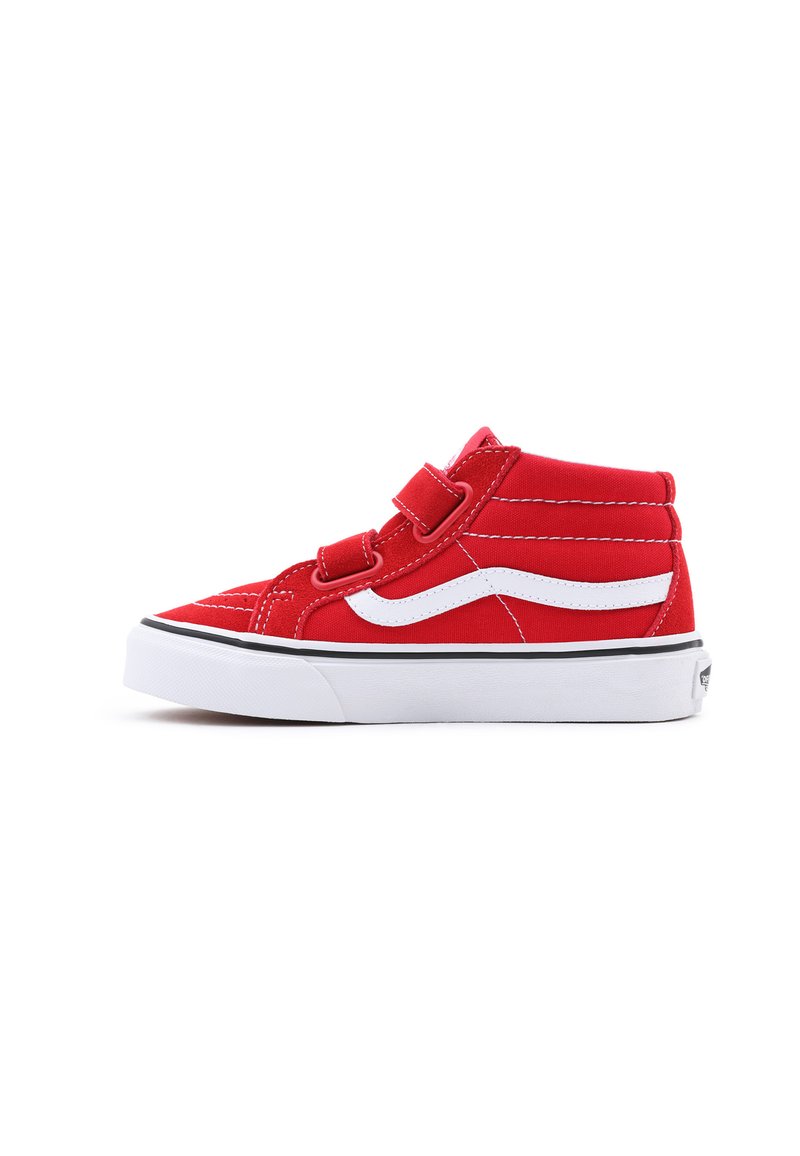 Zapatilla alta de lona roja con detalles en blanco, correas de Velcro y ribetes negros. Presenta un cuello acolchado y suela de goma texturizada.