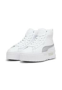 Scarpe sneakers alte realizzate in morbido materiale sintetico bianco con accentuazione a striscia grigia, suola bianca robusta e punta rinforzata.