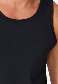 Schwarzes ärmelloses Tanktop mit rundem Halsausschnitt, aus weichem Baumwollstoff mit glatter Textur. Minimalistisches Design, ohne Muster.