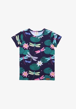 Kinder marineblaue kurzärmelige Bluse mit buntem Muster aus Libellen, grünen Seerosenblättern und rosa weißen Seerosen.
