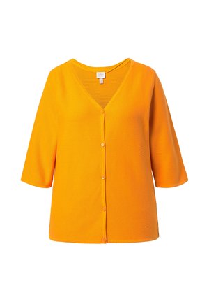 Cardigan boutonné orange vif à manches trois-quarts et col en V, présenté sur un fond blanc.