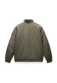 Olijfgroene gewatteerde jas met een hoge kraag, elastische manchetten en zoom; heeft een logopatch op de linkerschouder.