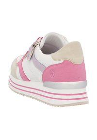 Witte en roze sportieve schoen met suede accenten, een verhoogde hak en een ritssluiting. Heeft meerkleurige panelen en een gestructureerde rubberen zool.