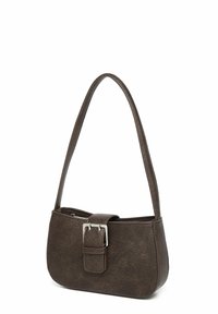 Geantă de umăr maro, imitație piele, cu o formă curbată, finisată cu o cataramă argintie și un singur mâner pentru transport ușor.