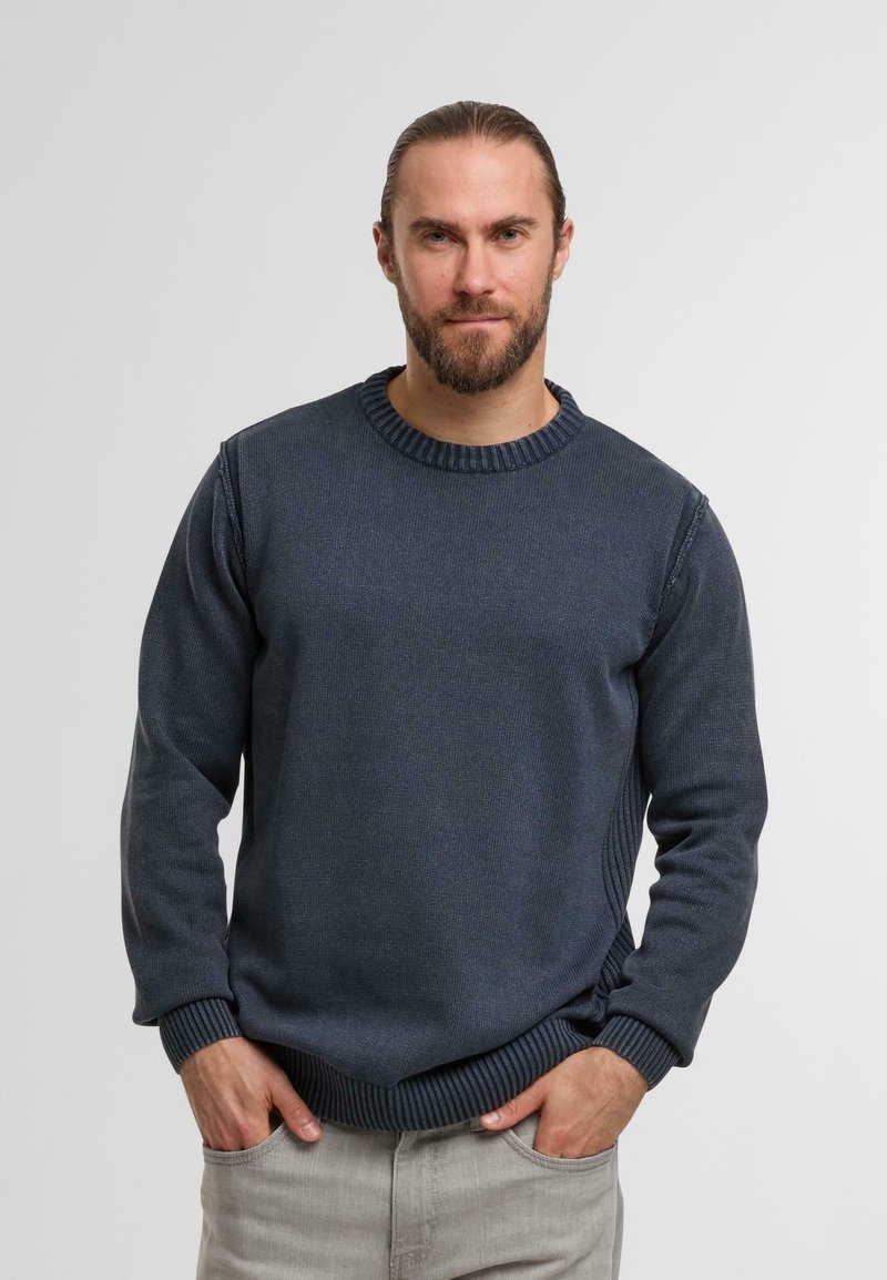 Dunkelblauer Rundhalsausschnitt-Pullover mit geripptem Kragen und Bündchen. Strukturiertes Gewebe mit einem dezenten Muster und einer bequemen Passform.