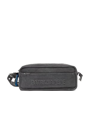 Donkergrijze rechthoekige crossbodytas met geperst "PATRIZIA PEPE" logo en verstelbare band met metalen gesp.