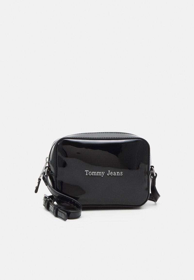 Borsa a tracolla in ecopelle nera lucida con logo, forma rettangolare, chiusura con zip e tracolla regolabile. Texture liscia con finitura lucida.