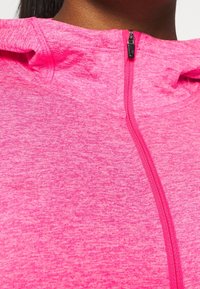 Fitted roze zip-up hoodie met een gestructureerde stof. Bevat een hoge kraag, verstelbare capuchon en contrasterende ritssluiting.