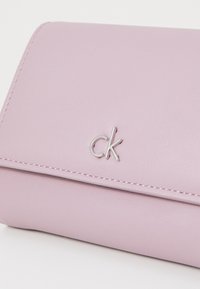 Calvin Klein DAILY MEDIUM TRIFOLD - Peňaženka - sea fog