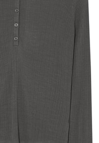 Šedá dlhá rukávová košeľa s rebrovanou textúrou a henley výstrihom so štyrmi tmavými gombíkmi pozdĺž zapínania.