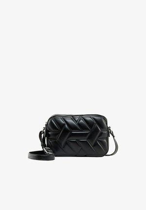 Bolso cruzado negro acolchado con patrón geométrico, material de cuero sintético, correa ajustable y acentos de metal. Forma rectangular compacta.