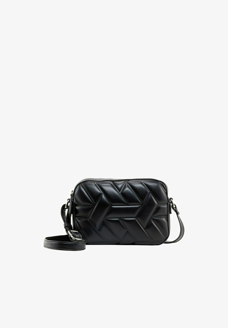Zwarte gewatteerde crossbody tas met een geometrisch patroon, gemaakt van synthetisch leer, verstelbare schouderband en metalen hardware accenten. Compact rechthoekig van vorm.