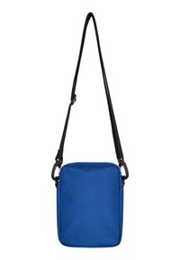 Blauwe crossbodytas van duurzaam materiaal, met een vierkante vorm, een zwarte verstelbare schouderband en een minimalistisch ontwerp zonder versieringen.