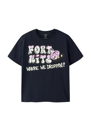 Marineblå T-shirt med store hvide og lyserøde boblebogstaver, der staver "Fortnite", og et lyserødt tegneserie-bjørnehoved ved siden af teksten "Where we droppin?"