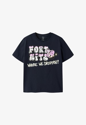T-shirt bleu marine avec de grandes lettres en bulles blanches et roses formant le mot "Fortnite" et une tête d'ourson rose dessin animé à côté du texte "Où atterrissons-nous ?"