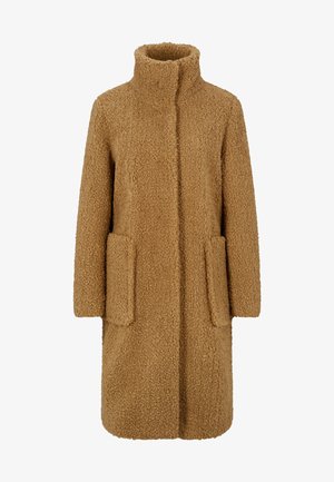 Long manteau teddy marron chameau avec col haut, manches longues et deux grandes poches plaquées à l'avant, texturé avec un tissu doux et duveteux.