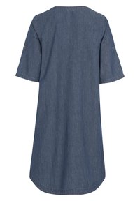 Denim jurk met korte mouwen, ronde hals en een losse pasvorm. Heeft een effen donkerblauwe kleur en een licht gebogen zoom.