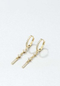 Goldene Creolen mit Kettendesign, verziert mit klaren Strasssteinen. Besitzt ein hängendes rechteckiges Detail am Ende.