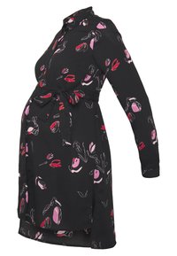 Svart gravidklänning med blommönster i röd och pink. Har långa ärmar, knäppning framtill och justerbart midjeband. Sidofickor finns.