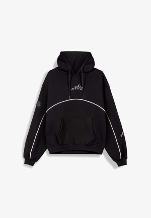 Haut à capuche noir en mélange de coton, avec une poche kangourou, des accents blancs et un graphique de flamme brodé sur la poitrine.