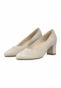 Zapatos de salón de tacón alto en ante beige con punta afilada y tacón grueso. Textura suave y diseño versátil adecuado para diversas ocasiones.