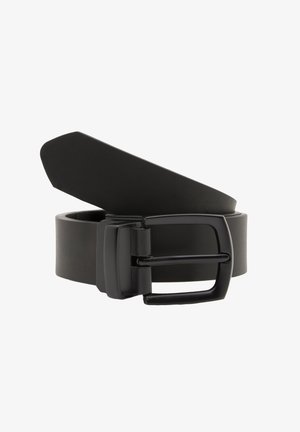 Černý kožený opasek s hladkou texturou a matným finišem, vybavený černou kovovou obdélníkovou přezkou a zúženým koncem.