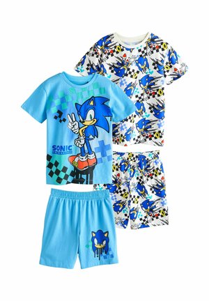 To børnetøjssæt med Sonic the Hedgehog-tema, et lyseblåt med Sonic-grafik og et hvidt med et Sonic-mønster over det hele, begge med matchende shorts.