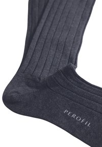 Calze a coste grigio scuro realizzate in un morbido tessuto, caratterizzate da una superficie liscia e un logo del marchio discreto, posizionate diagonalmente.