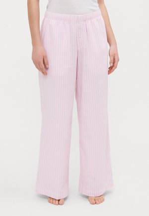 Lichtroze pyjamabroek met dunne witte verticale strepen, elastische tailleband, twee knopen aan de voorkant en brede, losse pijpen.