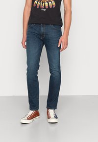 Wrangler LARSTON - Calças de ganga justas - dark brushed