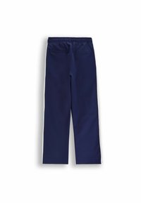 Skarpetki sportowe w kolorze granatowym, wykonane z miękkiego materiału, z szerokimi nogawkami, elastycznym paskiem w talii oraz dwiema tylnymi kieszeniami z białymi paskami po bokach.