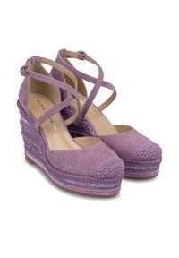 Paarse suede wedge sandalen met kruislingse banden, ronde neus en geweven accenten op de wedge hak met een structuurdetail.