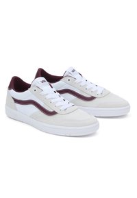Sneakers bianchi in tela con accenti bordeaux, caratterizzati da un design classico, chiusura con lacci, colletto imbottito e suola testurizzata.