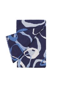 Sciarpa blu navy con motivi astratti ondulati in blu chiaro e bianco. Realizzata in tessuto morbido con bordi sfrangiati.