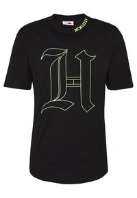 Camiseta de algodón negra con una gran letra "H" en neón verde en un estilo de fuente audaz, con "MCMLXXI" bordado en el cuello.