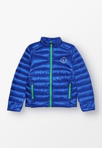 Modrá péřová bunda s krátkým zipem, vysokým límcem a zelenými akcenty na zipu. Horizontálně prošitý vzor, s logem na hrudi.